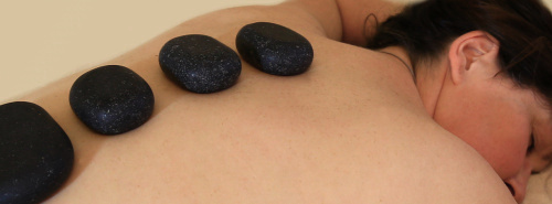 Entspannen Sie bei einer Hot Stone Massage.